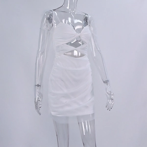 Détails de la mini-robe blanche ajourée avec tissu plissé et épaules en maille transparente