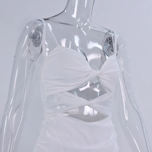 Détail du nœud avant et des découpes croisées sur la mini robe blanche en mousseline
