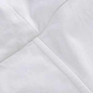 Dettaglio delle cuciture incrociate su tessuto bianco per corsetto e trama