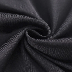Vue macro détaillée du tissu mesh noir montrant la texture fine et les plis élastiques