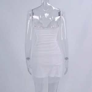 Détail d'une mini-robe moulante blanche montrant le dos nu sur un mannequin