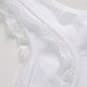 Dettaglio del bordo in pizzo bianco e delle cuciture delicate sul corpetto corsetto