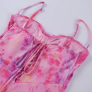 Détail de robe tie-dye rose avec dentelle et lacets réglables à l'arrière du dos