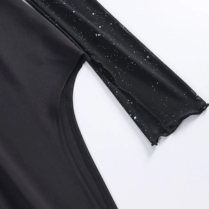 Détail de manches en mesh transparent avec paillettes argentées et coutures de précision