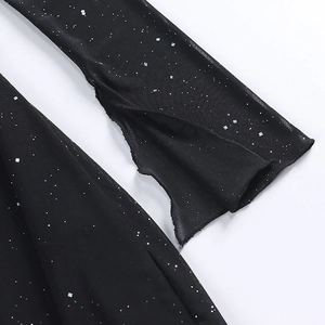 Vue détaillée du tissu en tulle noir avec paillettes argentées et fente latérale fluide