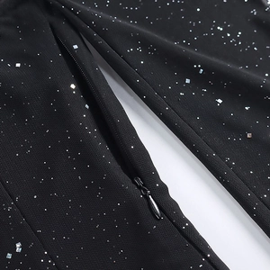 Détail du tissu en mesh noir pailleté d'argent avec fermeture éclair invisible