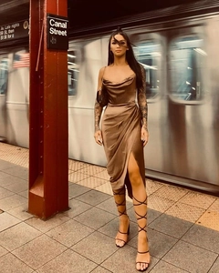 Détail de la robe en satin bronze à col bénitier avec fente latérale chic