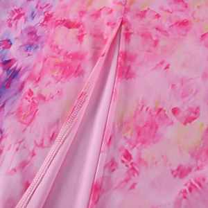 Détail macro de la robe en maille montrant l'ourlet soigné et l'imprimé floral