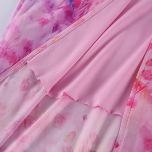 Détail du tissu en maille rose à fleurs avec doublure et coutures de finition précises