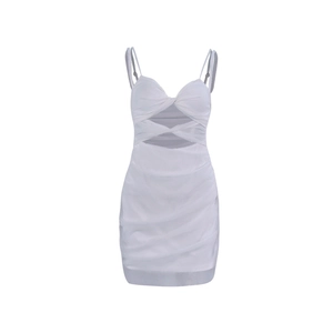 Mini robe moulante blanche froncée avec découpes sexy et fines bretelles spaghetti