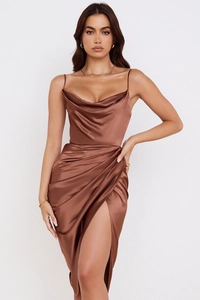 Détail de la robe en satin caramel avec col bénitier et fente latérale élégante