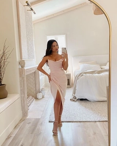 Détail d'une robe nuisette en satin rose avec col bénitier élégant et fente latérale