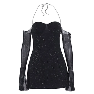 Mini robe noire à paillettes avec manches longues en résille et décolleté licou