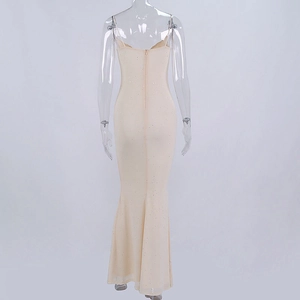 Détail du dos d'une robe sirène pailletée champagne avec fines bretelles et zip discret