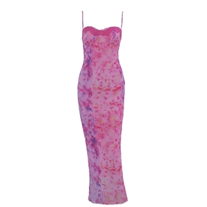 Robe midi en tulle fleuri avec dentelle et fente latérale en rose et violet