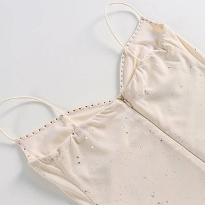 Détail de robe en tulle avec fines bretelles spaghetti et ornements en paillettes argent