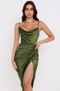 Détail du col bénitier et de la fente latérale sur la robe mi-longue en satin olive