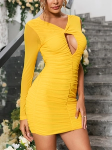 Detailansicht des gelben One-Shoulder-Rüschenkleides mit Cut-out und Langarm