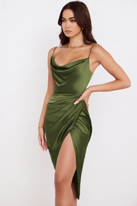 Détail d'une robe en satin vert olive avec col bénitier et fente latérale haute