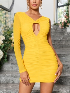 Nahaufnahme des gelben Bodycon-Netzkleides mit asymmetrischer Schulter und Raffungen