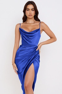 Détail de la robe nuisette en satin bleu roi avec col bénitier et fente latérale