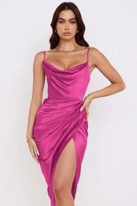 Détail de la robe en satin fuchsia élégante avec col bénitier et fente haute