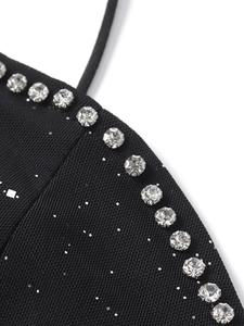Détail de la robe en tulle avec sequins argentés et strass brillants sur le tissu noir