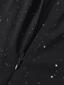 Détail de la robe en maille noire avec paillettes scintillantes et fermeture éclair fine
