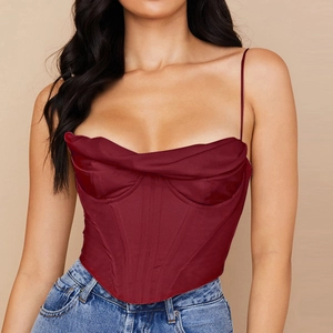 Détail du haut bustier en satin bordeaux avec col bénitier et structure à baleines