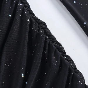 Macro di tessuto a rete nero arricciato con paillettes argentate e cuciture di qualità