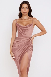 Détail du col bénitier et du tissu satiné sur cette robe midi rose avec fente