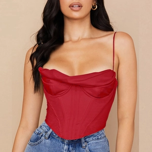 Détails du haut corset en satin rouge montrant la structure baleinée et le col bénitier