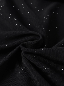 Vue macro d'un tissu en maille noire avec paillettes argentées pour robes élégantes