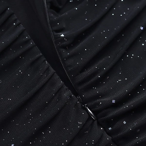 Dettaglio della cerniera invisibile e del tessuto a rete nero con paillettes