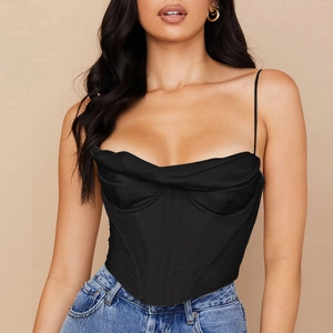 Vue détaillée du corset en satin noir avec col bénitier et baleines de maintien
