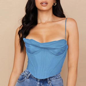 Détail du haut corset en satin bleu clair avec col bénitier et structure à baleines