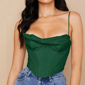 Détail d'un haut corset en satin vert émeraude avec col bénitier et fines bretelles