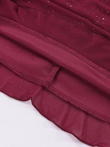 Dettaglio degli strati in rete bordeaux con paillettes argentate e cucitura overlock