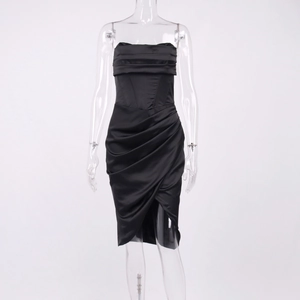 Dettaglio dell'abito corsetto in raso nero con corpetto a pieghe e gonna drappeggiata asimmetrica