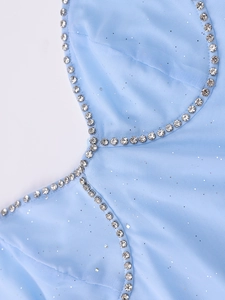 Détail de la robe en tulle bleu clair avec paillettes argentées et bordure en strass