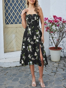 Detailansicht des schwarzen Maxikleids mit Blumenmuster, hohem Schlitz und Lilienprint