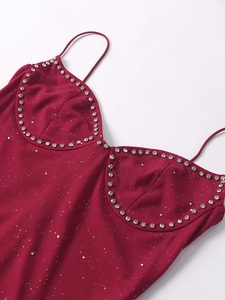 Détail de la robe en maille sequins bordeaux avec bordure en strass et bretelles