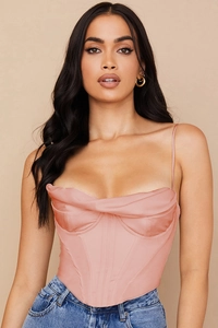 Détail d'un top corset en satin rose avec drapé élégant et structure baleinée apparente