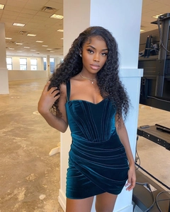 Détail de la robe en velours vert émeraude avec corsage baleiné et jupe drapée
