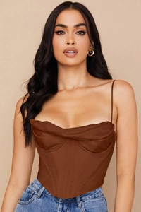 Détail du haut corset en satin marron avec col bénitier et baleines de maintien chic