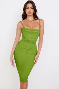 Détail d'une robe bodycon vert citron avec fines bretelles et plis corset baleinés