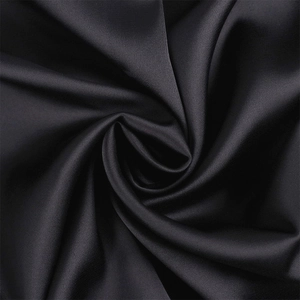 Dettaglio del tessuto in raso nero con eleganti drappeggi e una texture liscia e setosa