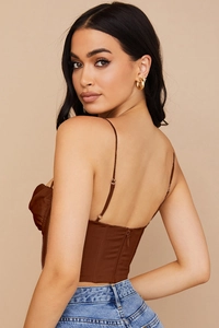 Détail du dos du corset en satin avec fines bretelles et fermeture éclair