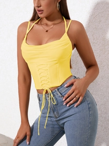 Détail du haut corset jaune à lacets avec bretelles fines et ourlet en forme de V