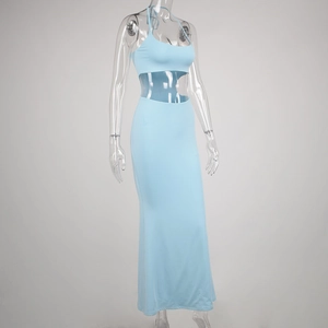 Détail d'un ensemble bleu clair avec haut licou et jupe longue à taille ajourée